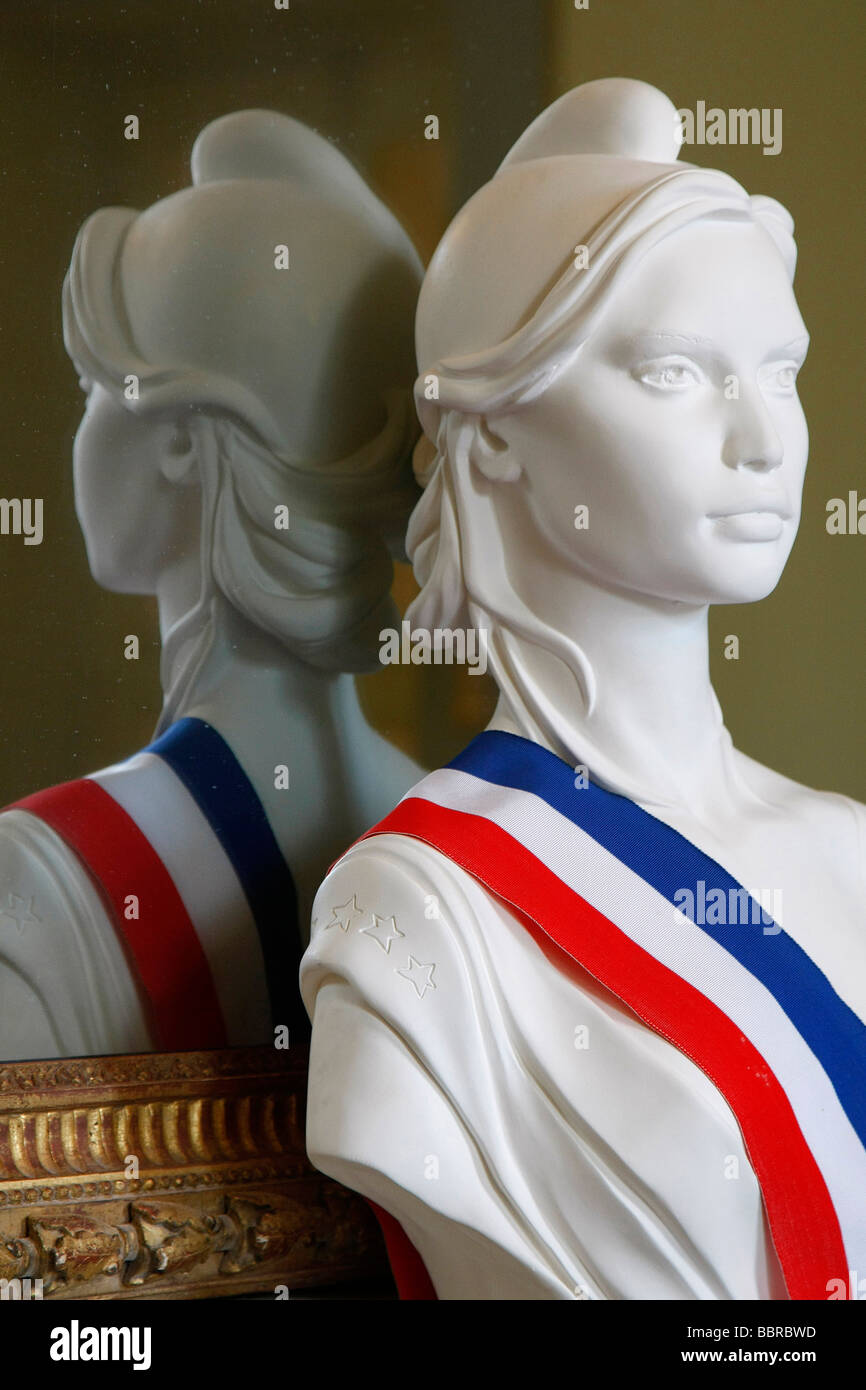 La MARIANNE BASÉ SUR LE BUSTE DE Laetitia Casta AVEC L'écharpe tricolore DU  MAIRE, Bouches-du-Rhône (76 Photo Stock - Alamy