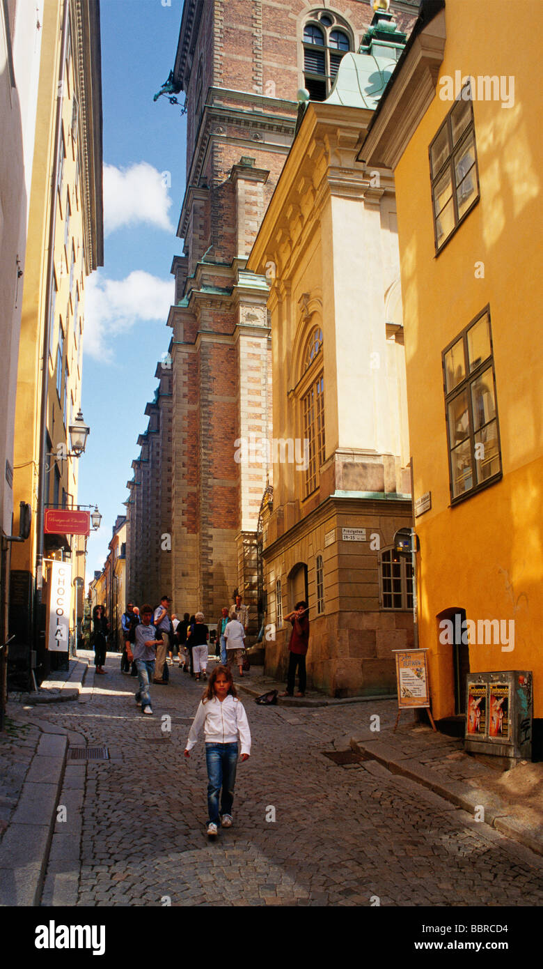 Paysage de rue à Gamla Stan (vieille ville) de Stockholm, Suède. En arrière-plan est l'Église Tyska kyrkan (allemand). Banque D'Images