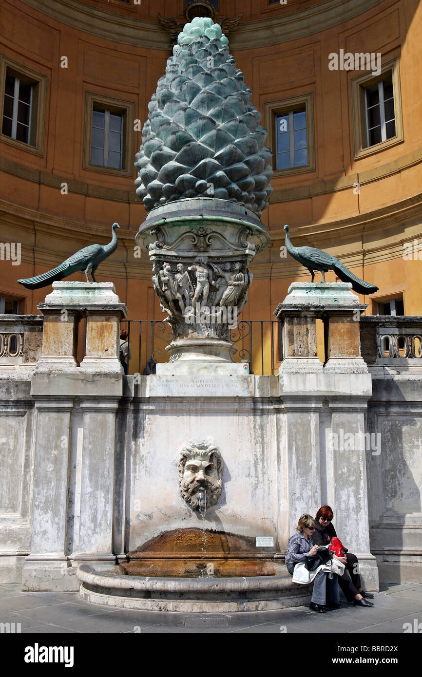 La POMME DE COUR AU MUSÉE DU VATICAN, à partir d'une pomme de pin en bronze  fontaine antique, Rome, Italie Photo Stock - Alamy