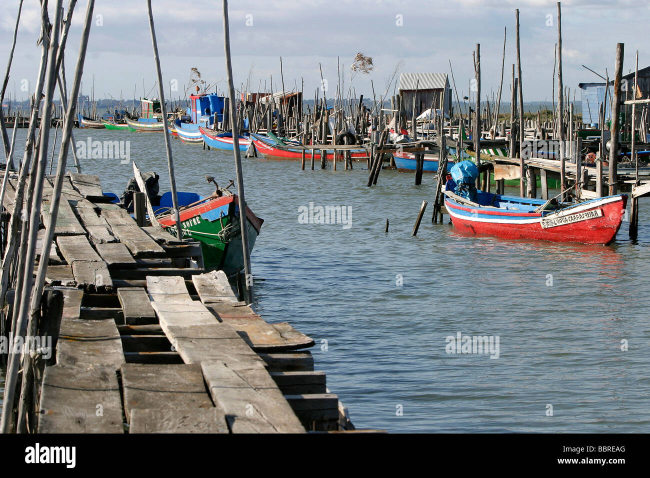 Bateau de pêche au LES QUAIS DU PORT DE PALAFITICO SUR LE RIO SADO, Alentejo, Portugal Banque D'Images