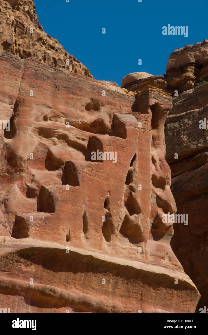 Tombeau nabatéen taillé dans la décoration des falaises de grès rouge de Pétra en Jordanie Banque D'Images