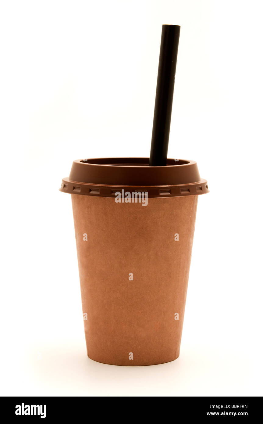 Brown tasse en plastique avec une paille sur un fond blanc Banque D'Images