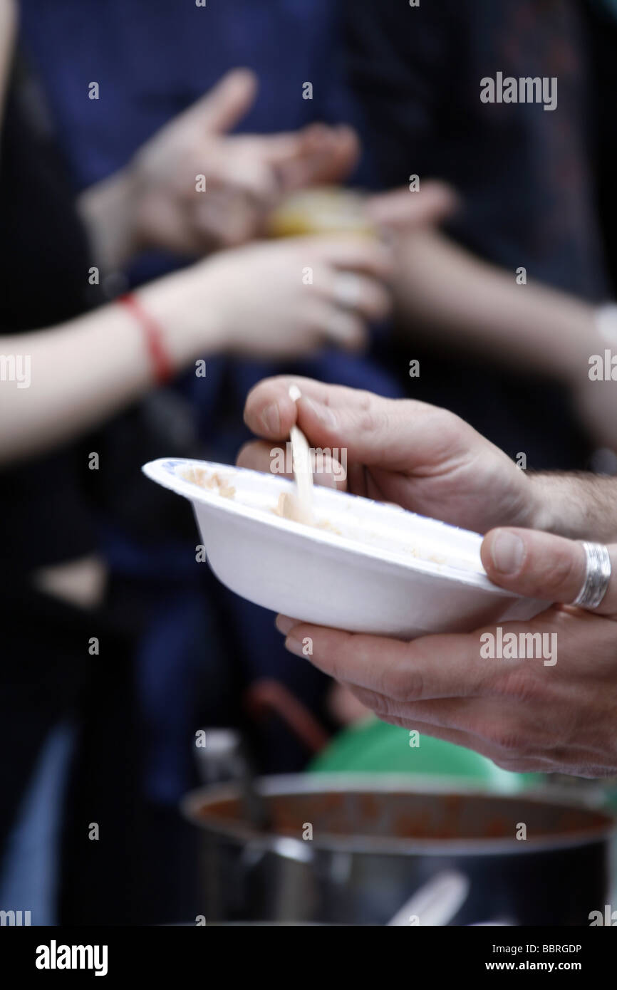 Personne tenant bol à soupe à l'événement dans la ville ville Banque D'Images