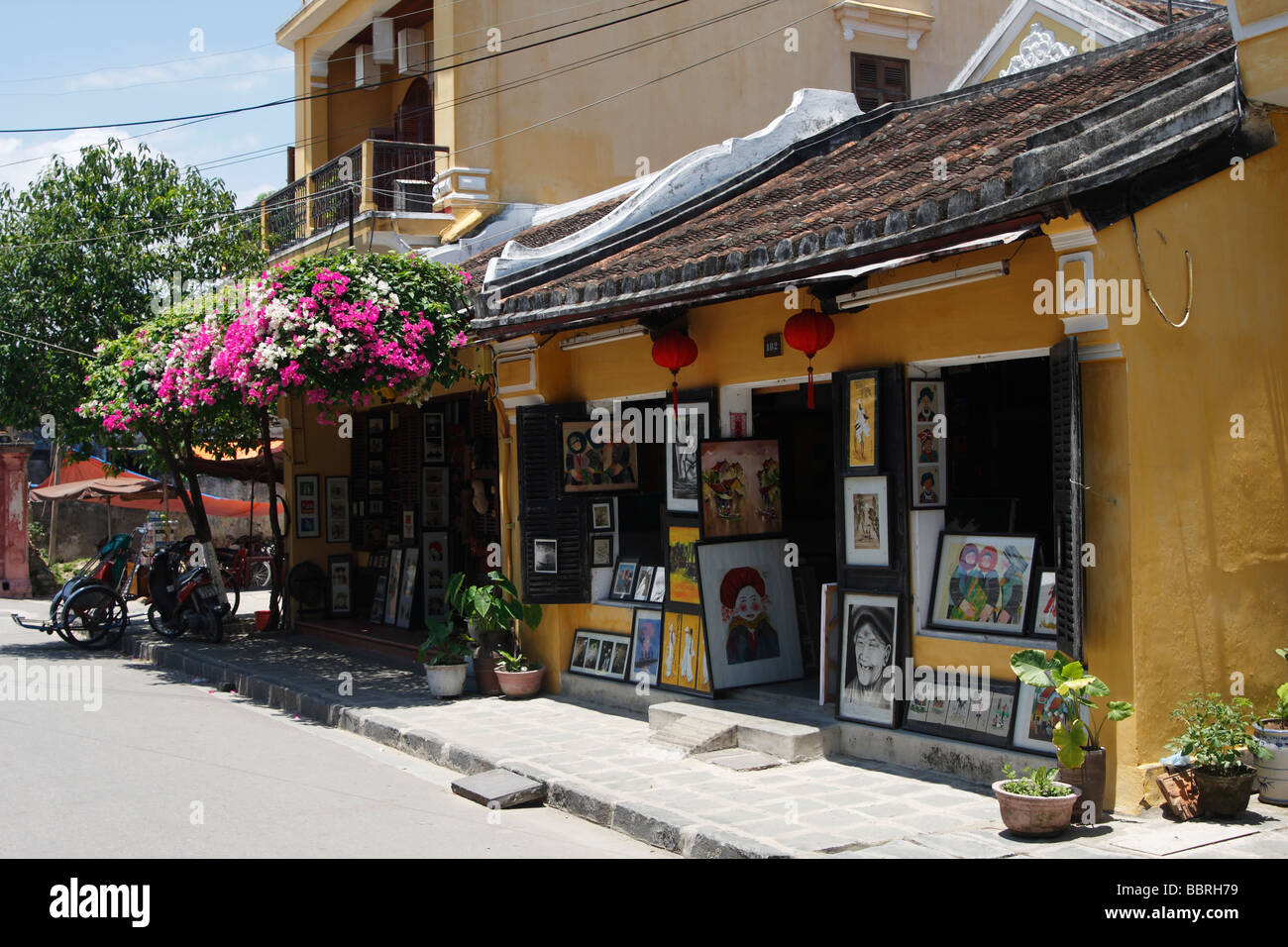 "Hoi An' art shop dans le vieux bâtiment colonial, Vietnam Banque D'Images