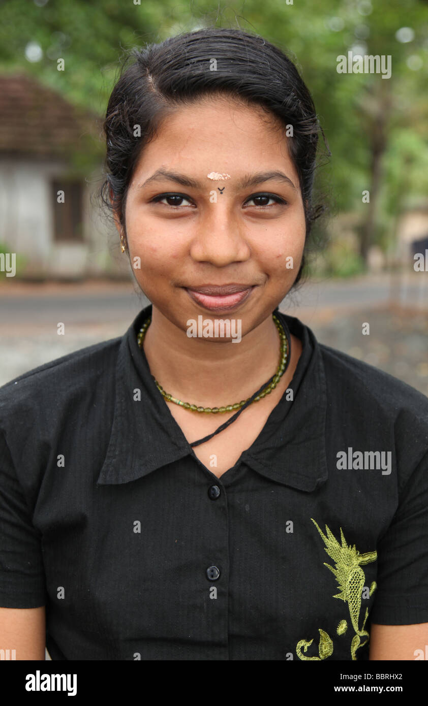 Teeager locaux portant un bindi smiling d'un pauvre village de Alleppey, Kerala backwaters Alappuzha Banque D'Images