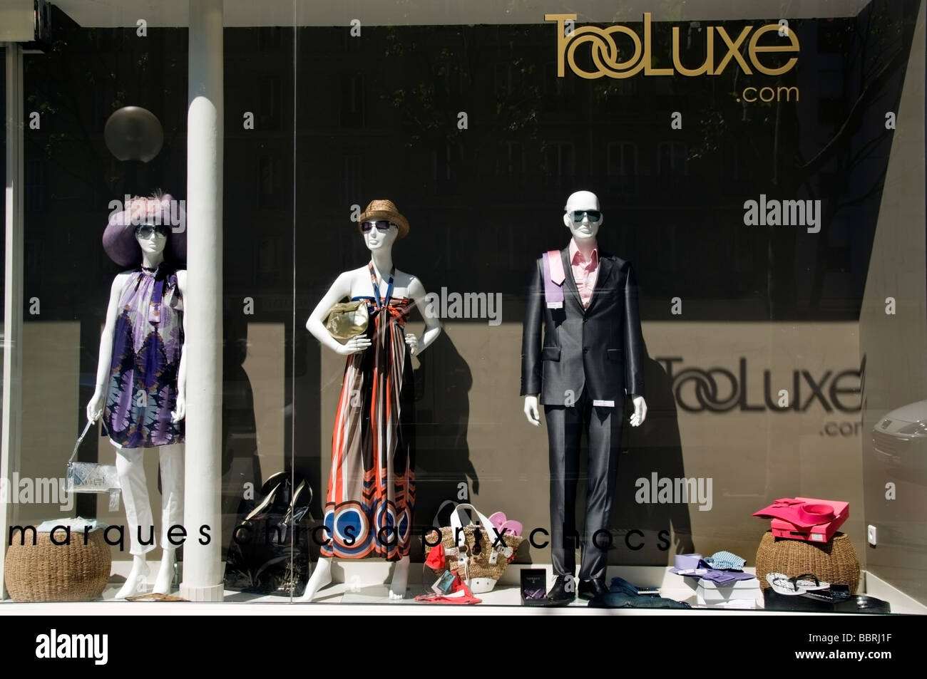 Paris France vetements de luxe magasins vitrine de la boutique francaise mannequins exterieurs trop luxe vetements de mode chapeaux pour femmes mode rapide Photo Stock Alamy