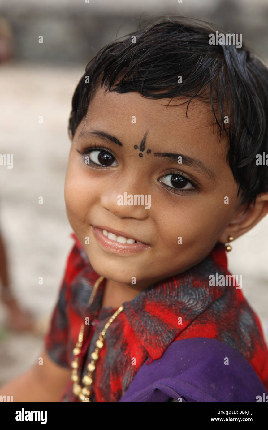 Enfant de la région de porter un bindi smiling dans un village de coco à Alleppey, Kerala Banque D'Images