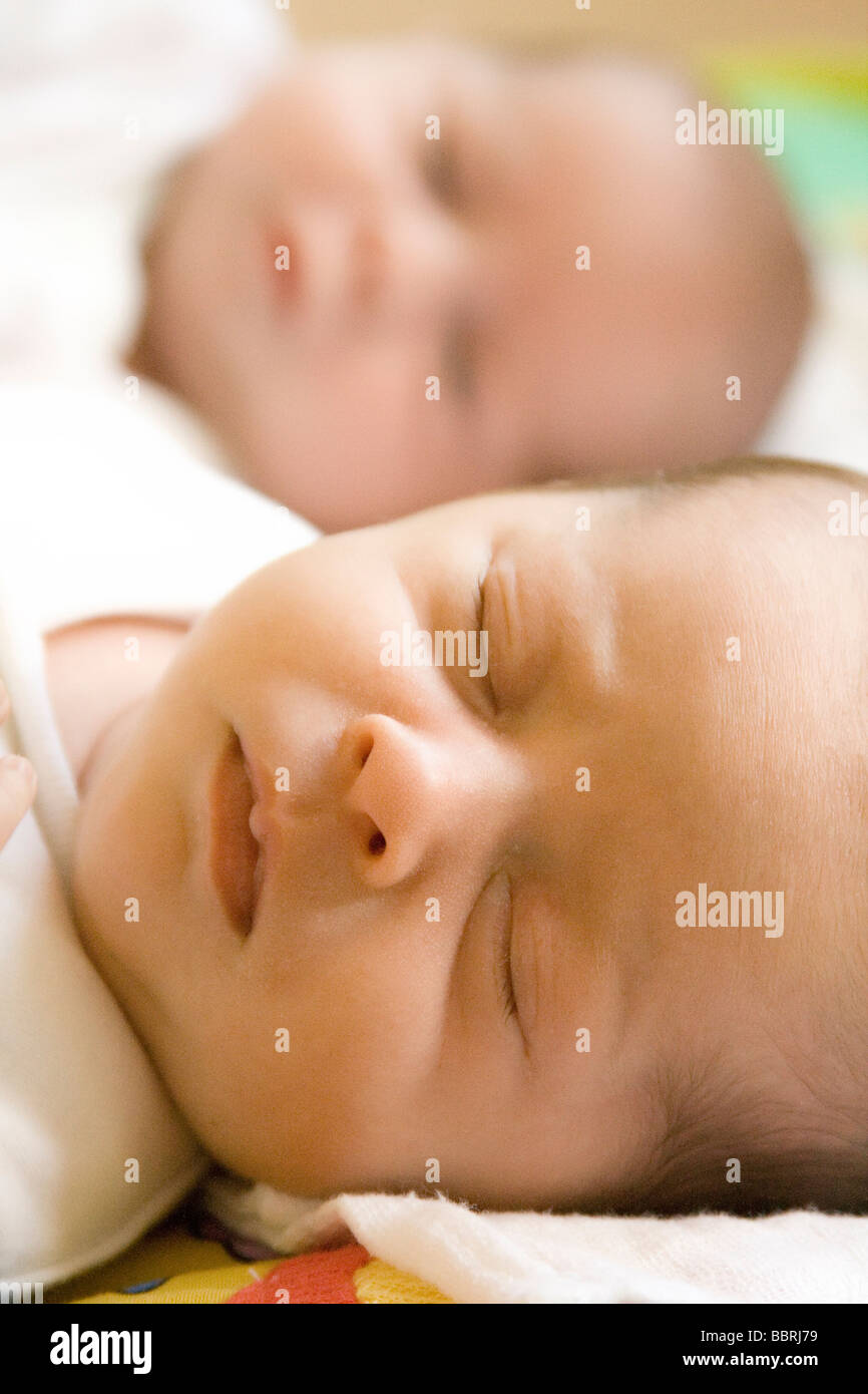 Nouveau Ne 3 Semaines Vieux Bebe Jumeaux Photo Stock Alamy Nouveau Ne 3 Semaines Vieux Bebe Jumeaux Photo Stock Alamy