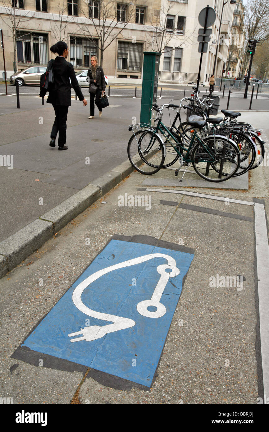 Moyens de transport urbains écologiques, à pied, À VÉLO ET LES PLACES DE STATIONNEMENT RÉSERVÉES AUX VOITURES ÉLECTRIQUES Banque D'Images