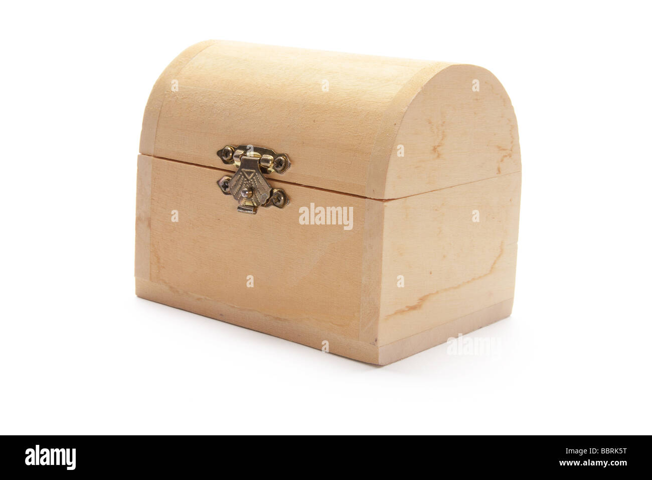 Boîte à trésor en bois miniature sur fond blanc Banque D'Images