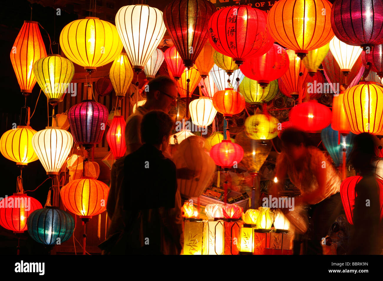 Les touristes l'achat de lanterne souvenirs boutique colorée décroche à Hoi An, 'nuit', Vietnam Banque D'Images