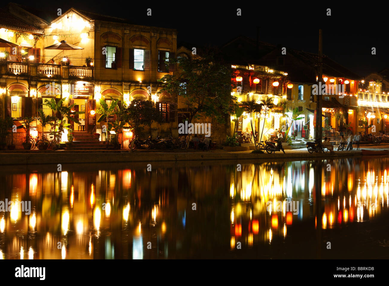 Hoi An 'vieille ville' [] la nuit, Vietnam, lumières colorées de l'édifice colonial reflétée dans l'eau de la rivière Thu Bon ' Banque D'Images