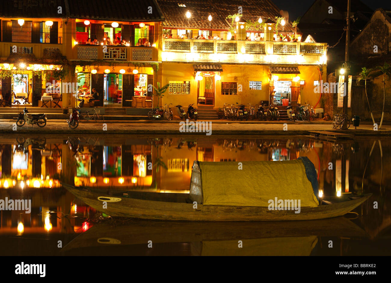 Hoi An 'traditionnels' [bateau de pêche] et riverside Restaurants La nuit, Vietnam Banque D'Images