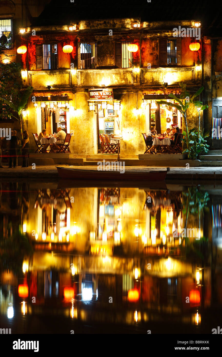 "Hoi An' restaurant colonial building at night, reflets de lumière dans l'eau de la rivière Thu Bon ', Vietnam Banque D'Images