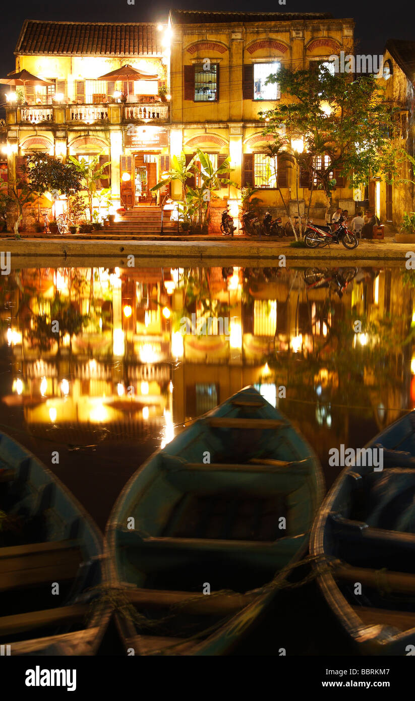 "Scène de nuit" d'Hoi An, Vietnam, édifice Colonial lights reflète dans l'eau de la rivière Thu Bon ' Banque D'Images