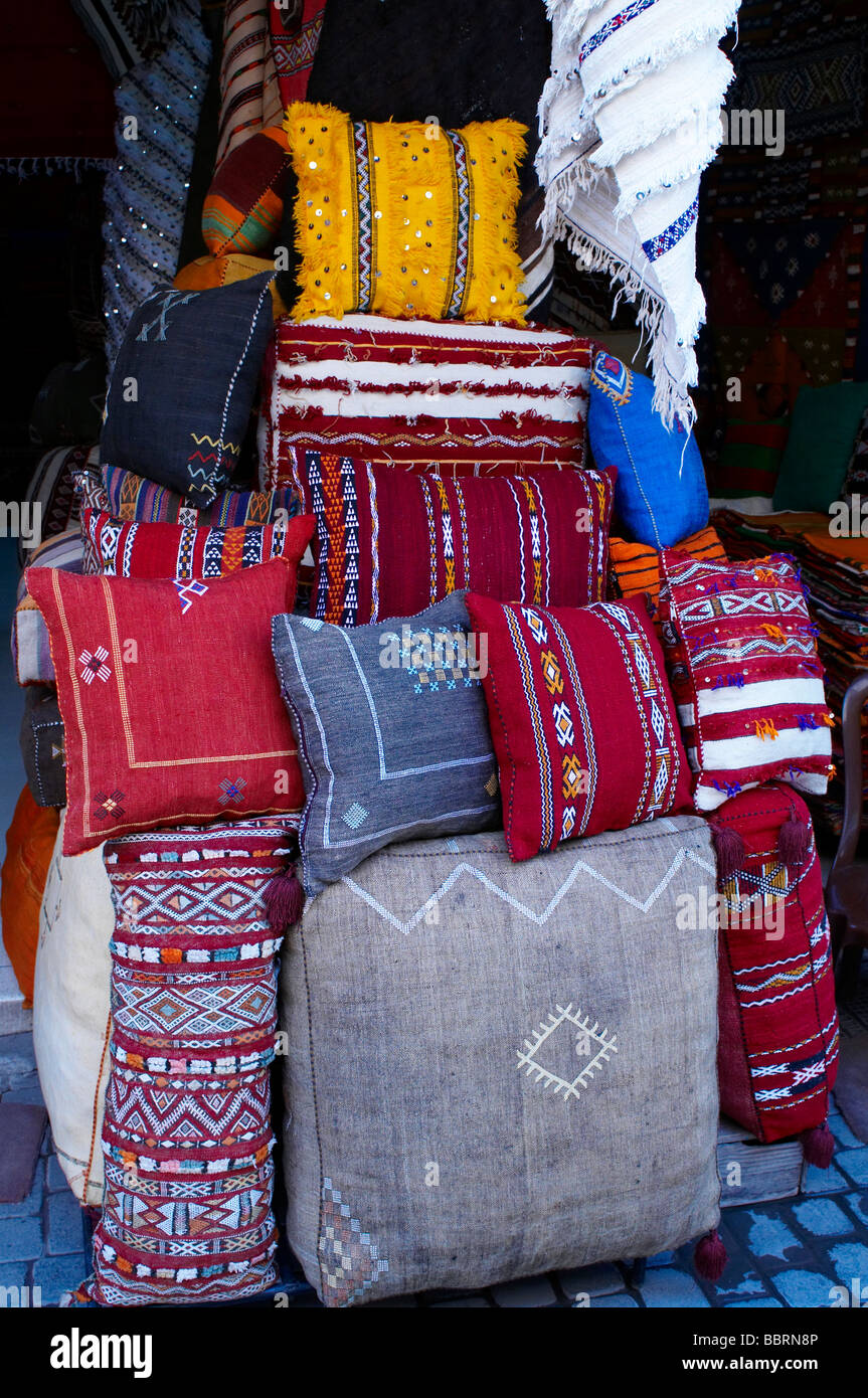 Shopping dans les Souks propose un éventail de beatuiful et bizarres de l'artisanat et une expérience merveilleuse de Marrakech Banque D'Images