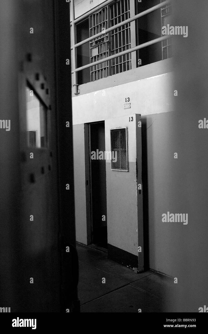 Les cellules d'isolement dans le bloc "D", pénitencier d'Alcatraz, San Francisco, Californie. Banque D'Images