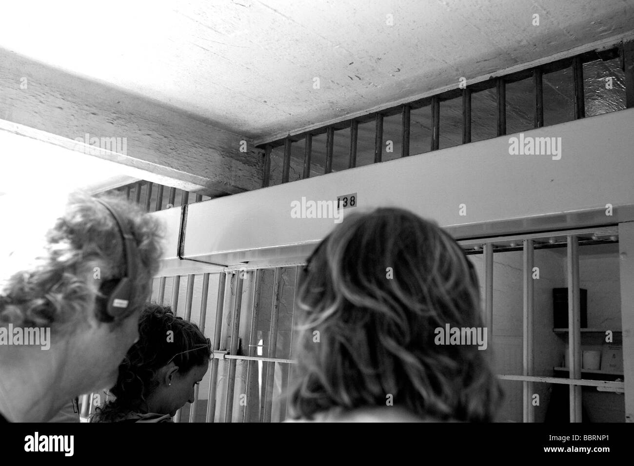 Les visiteurs à la recherche dans la cellule 138 dans le pénitencier d'Alcatraz. C'est la cellule à partir de laquelle Frank Morris s'est échappé en 1962. Banque D'Images