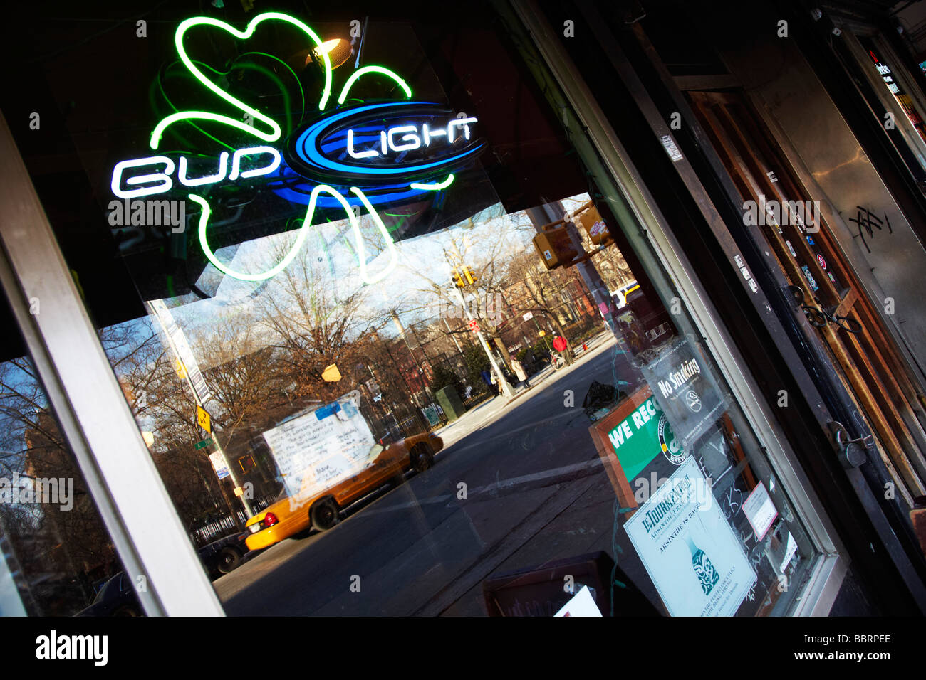 La réflexion de la fenêtre du bar, New York Banque D'Images