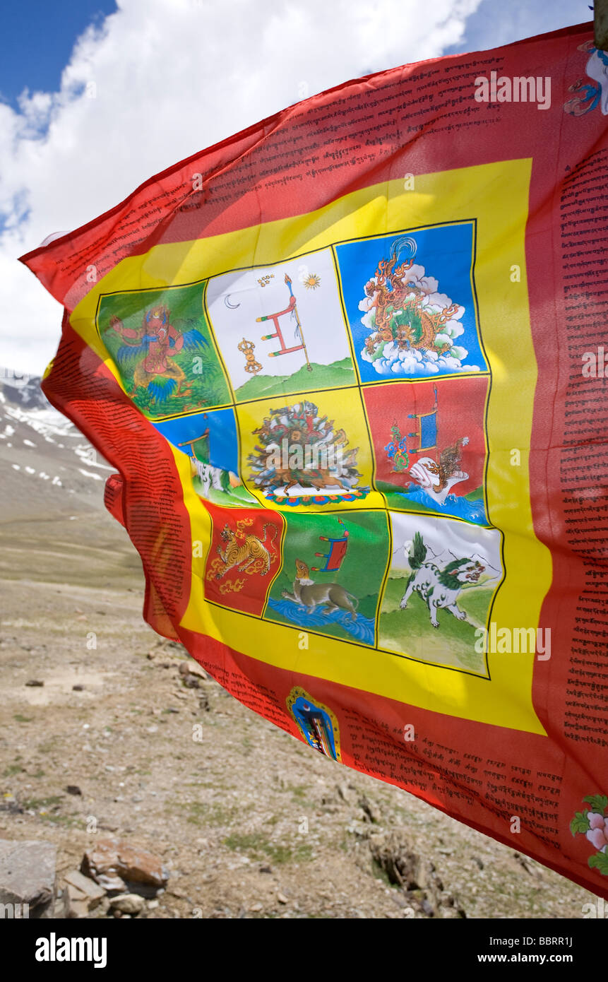 Drapeau bouddhiste. Taglang La pass (5328m). Manali-Leh road. Ladakh. L'Inde Banque D'Images