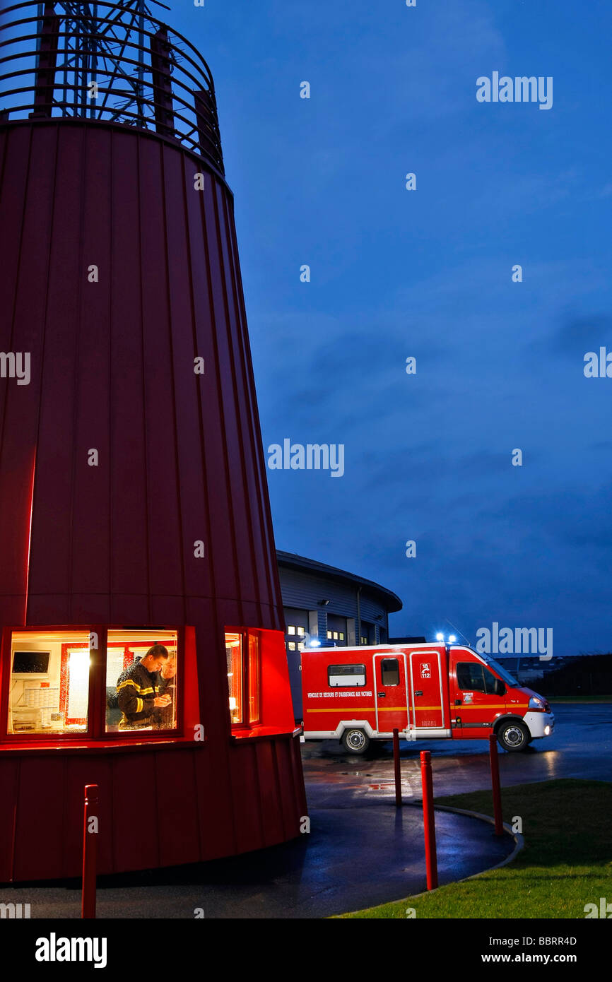 Au départ de l'AMBULANCE DU SERVICE D'INCENDIE LES POMPIERS ET LE STANDARD TÉLÉPHONIQUE CENTRE D'OPÉRATIONS, BEUZEVILLE, EURE (27), FRANCE Banque D'Images