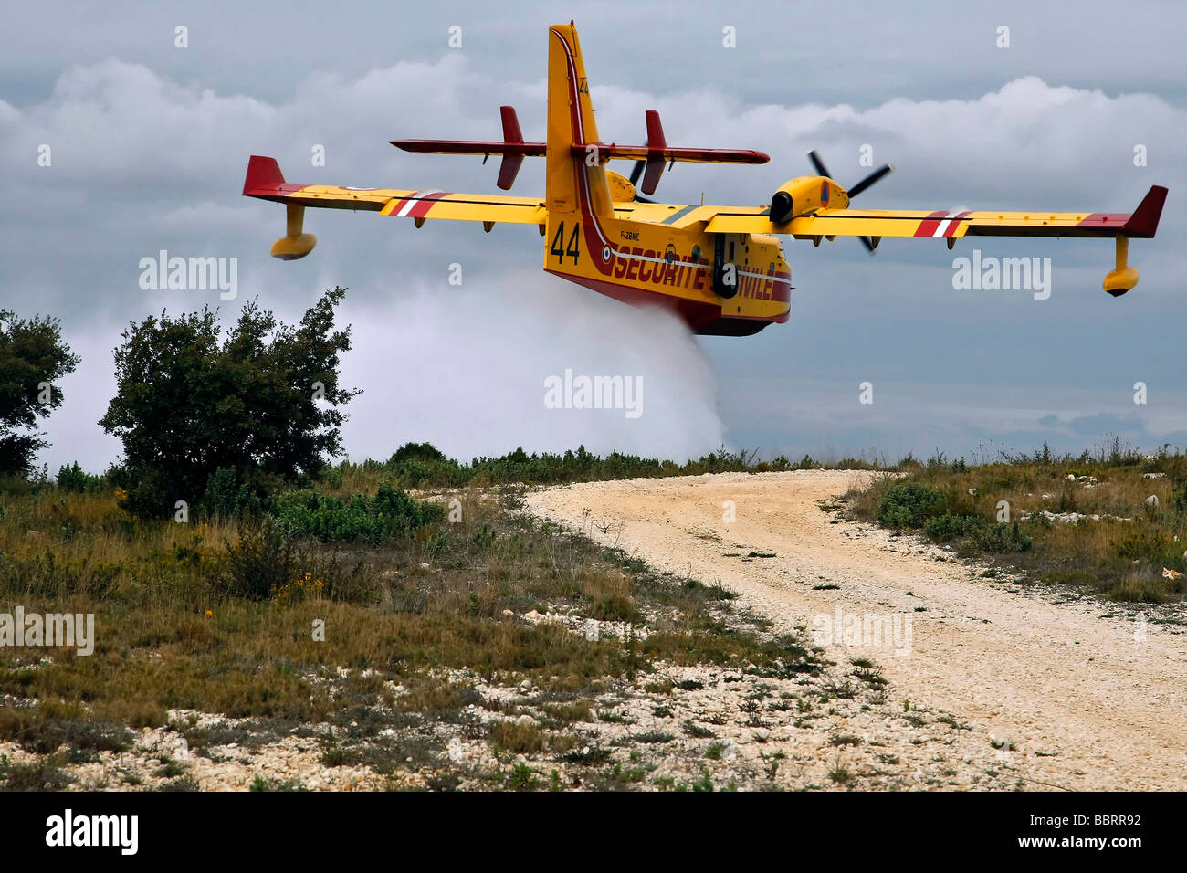 CANADAIR CL 415 PELICAN LA SUPPRESSION DE L'EAU DANS LA CALE, FOURNES, Gard (30), FRANCE Banque D'Images