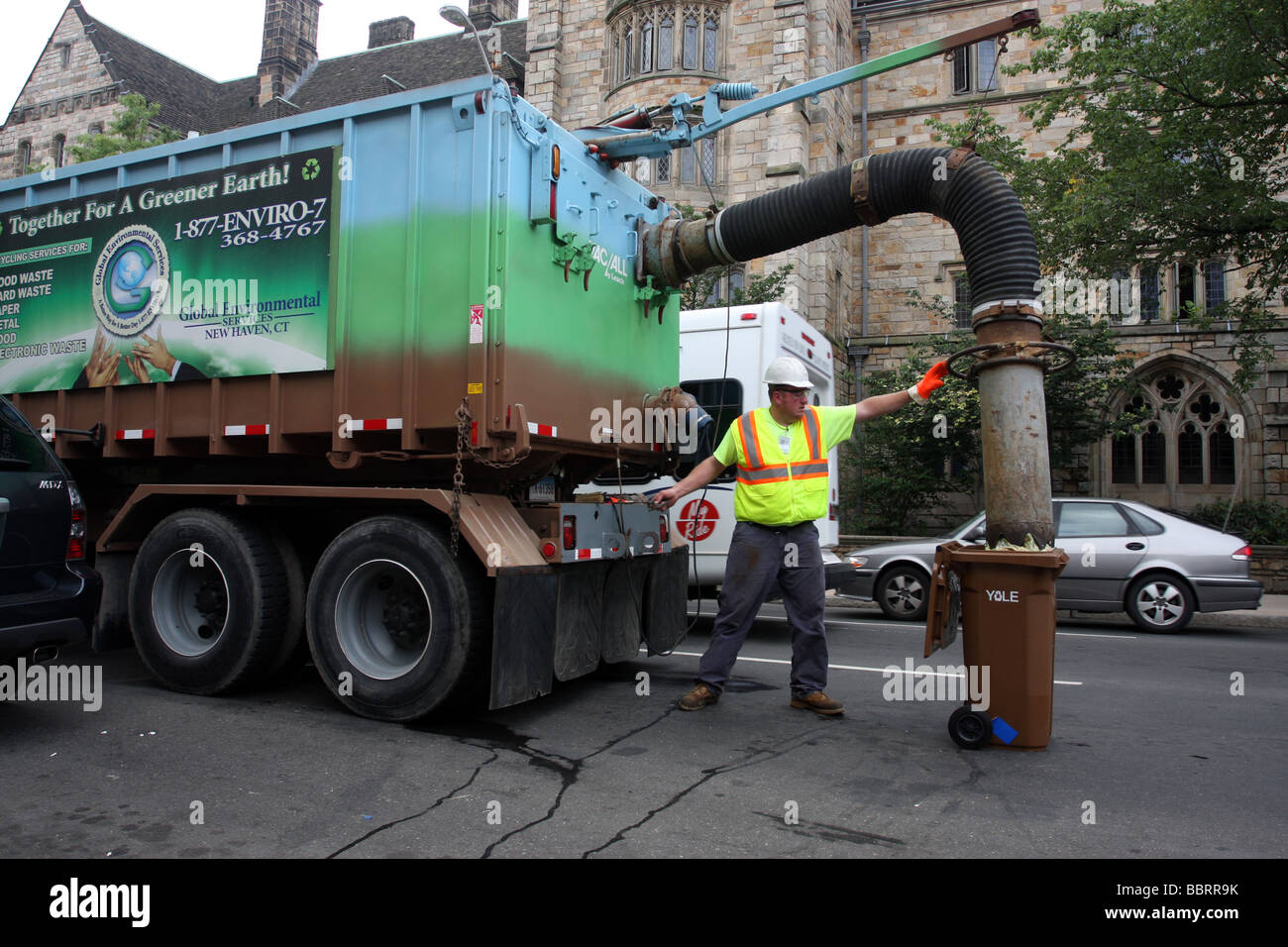 Un camion de recyclage d'un nouveau aspire sous vide les produits recyclables à New Haven Connecticut à l'université de Yale Banque D'Images