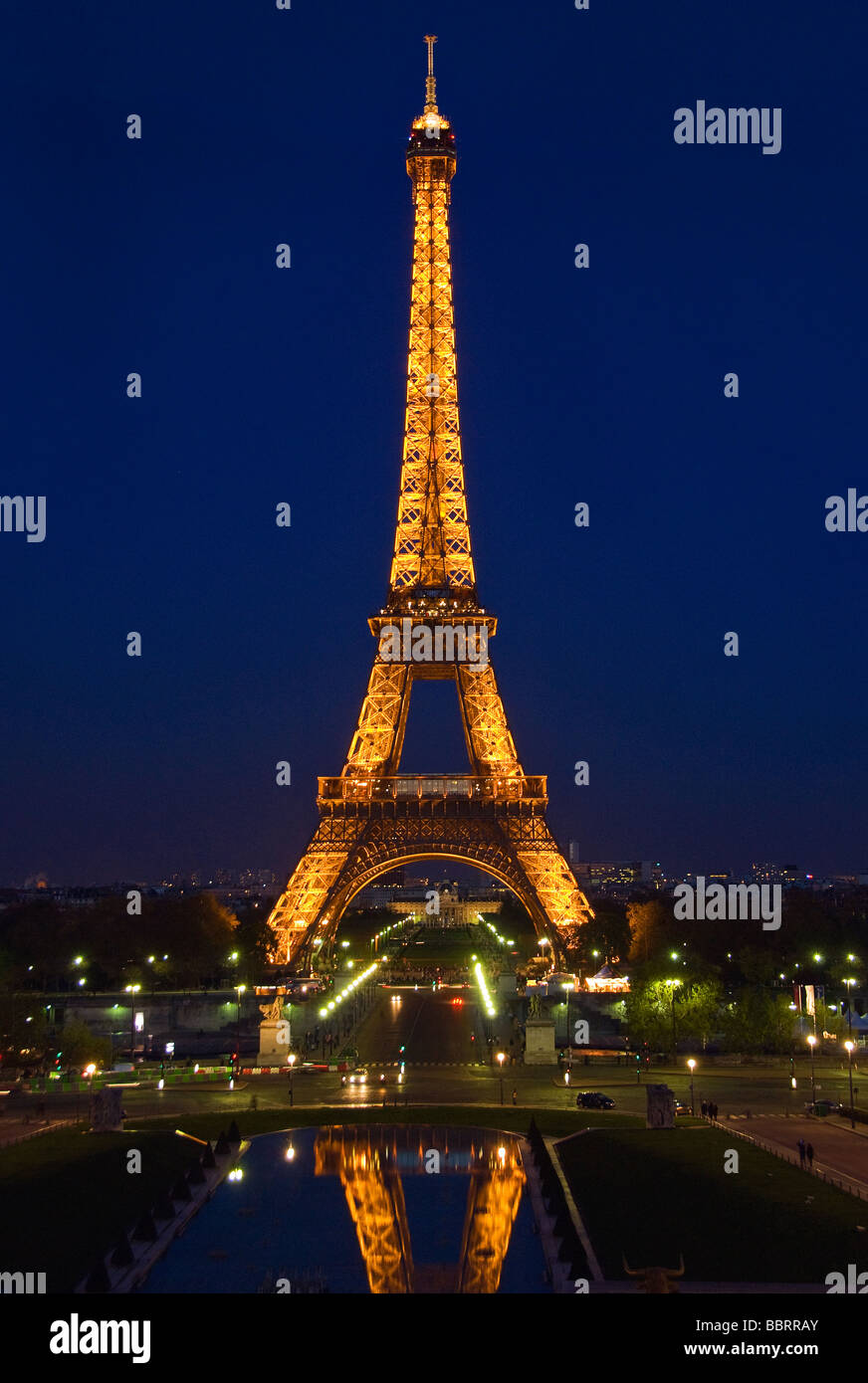 Paris Champ de Mars Tour Eiffel Grande Dame de l'éclairage du soir coucher  soleil soir crépuscule projecteur nuit de l'eau reflètent Photo Stock -  Alamy