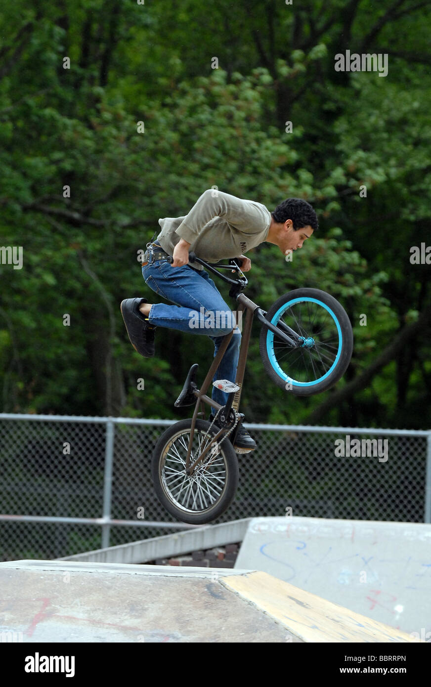Un jeune saute sur un vélo BMX à New Haven CT USA Banque D'Images