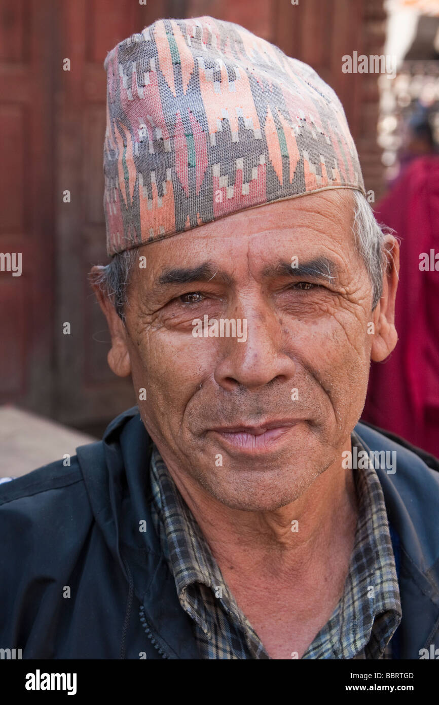 orao Rise drugačiji  Katmandou, Népal. Un homme portant un Topi, un chapeau traditionnelle  népalaise Photo Stock - Alamy