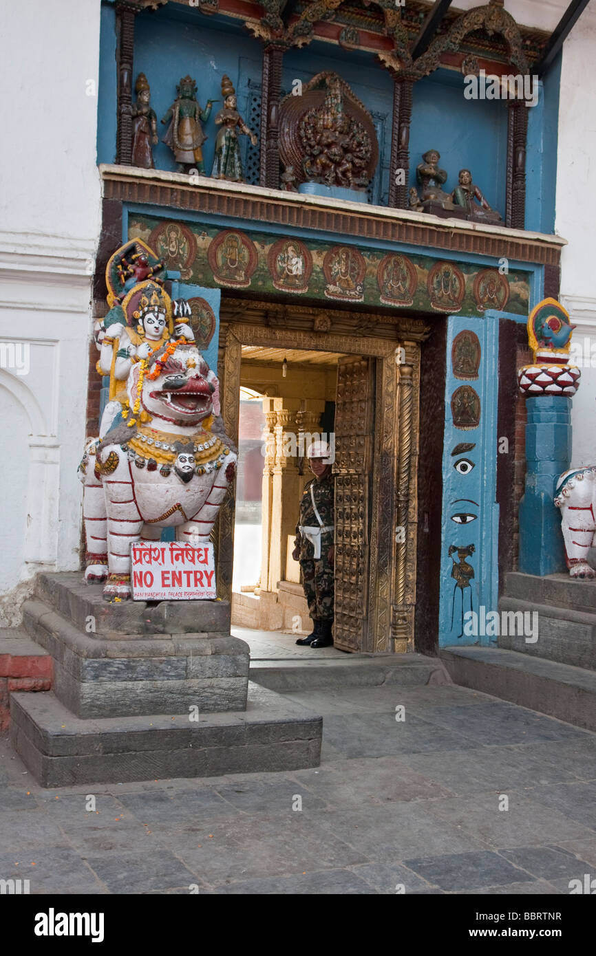 Katmandou, Népal. Lion de pierre monté par Shiva Guards côté droit de Entrée de Hanuman Dhoka, ancien Palais Royal, Durbar Square. Banque D'Images