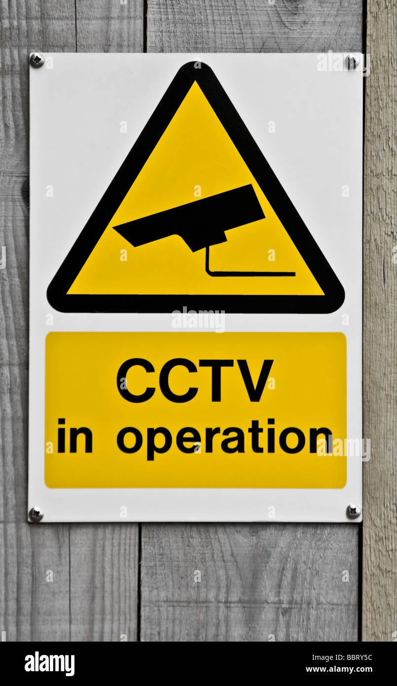 Panneau d'avertissement de vidéosurveillance en face de l'eau à port de Weymouth, dans le Dorset, Angleterre. Banque D'Images