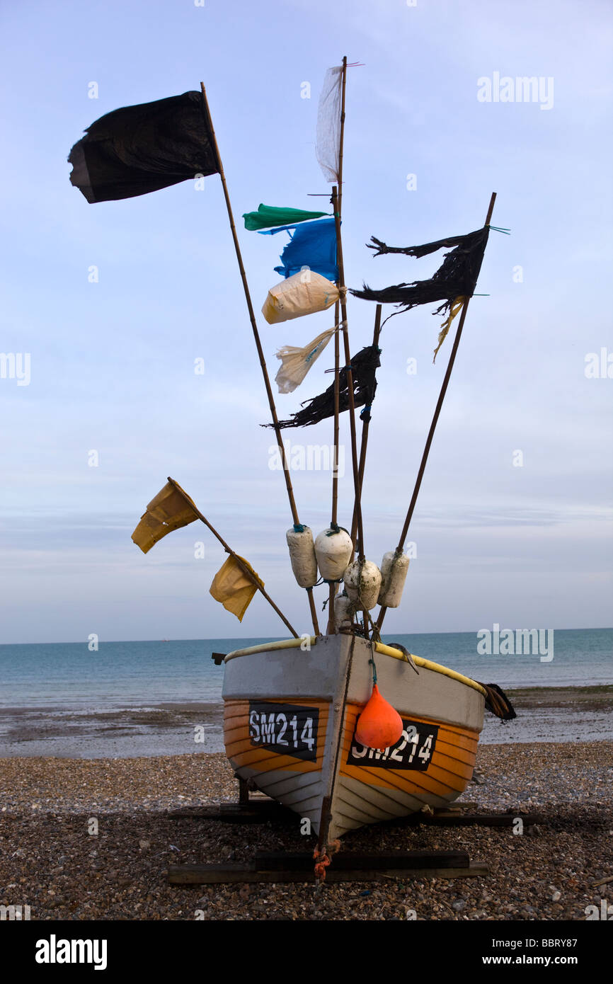 Bateau de pêche sur la plage de Worthing West Sussex Banque D'Images