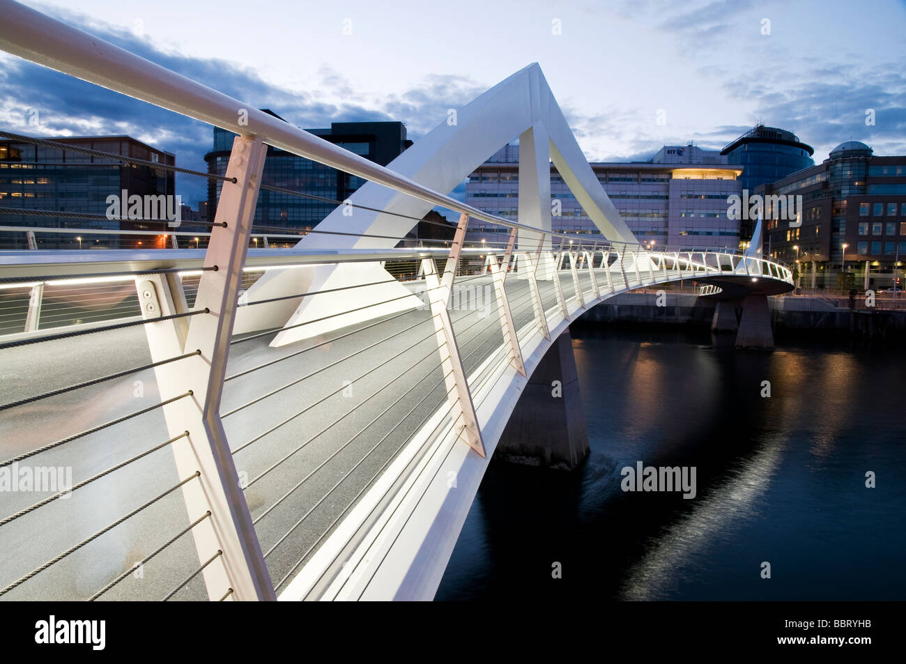 Photo de nuit du pont ondulées avec réflexions sur Clyde à Glasgow Banque D'Images