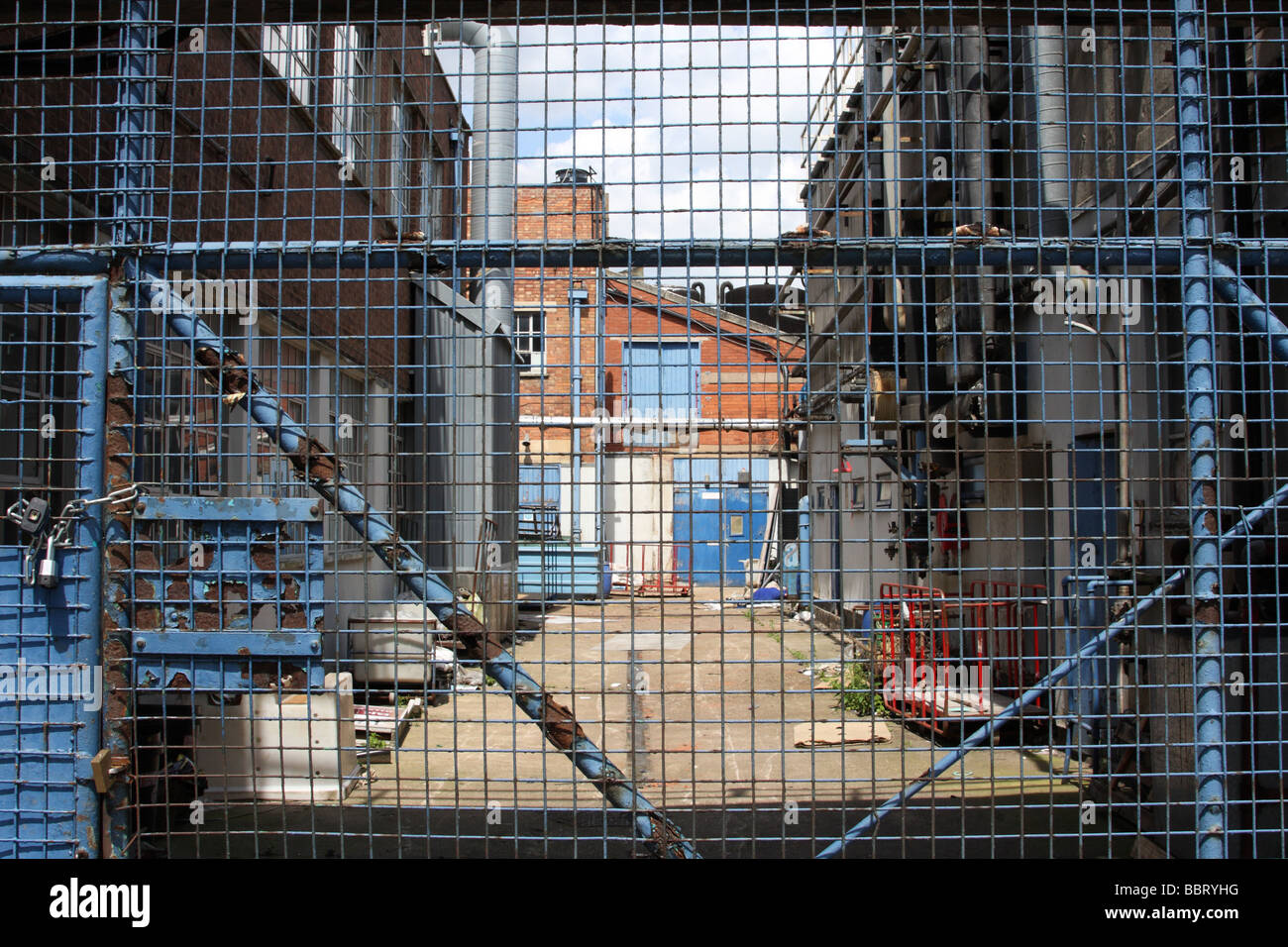 Des grilles verrouillées lors d'une usine à l'abandon au Royaume-Uni. Banque D'Images