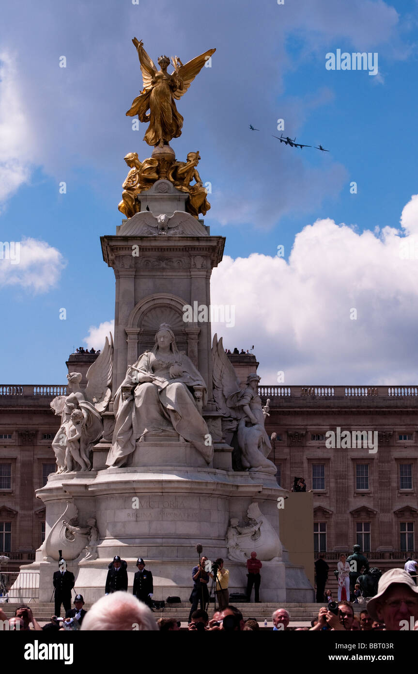 Battle of Britain Memorial Flight dans un défilé sur le palais de Buckingham Banque D'Images