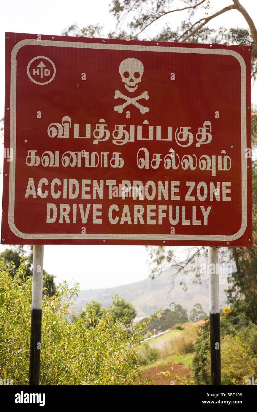 Un roadsign fournit un avertissement dans l'Indien hillstation de Ooty. Le signe indique qu'il s'agit d'une zone propices aux accidents. Banque D'Images