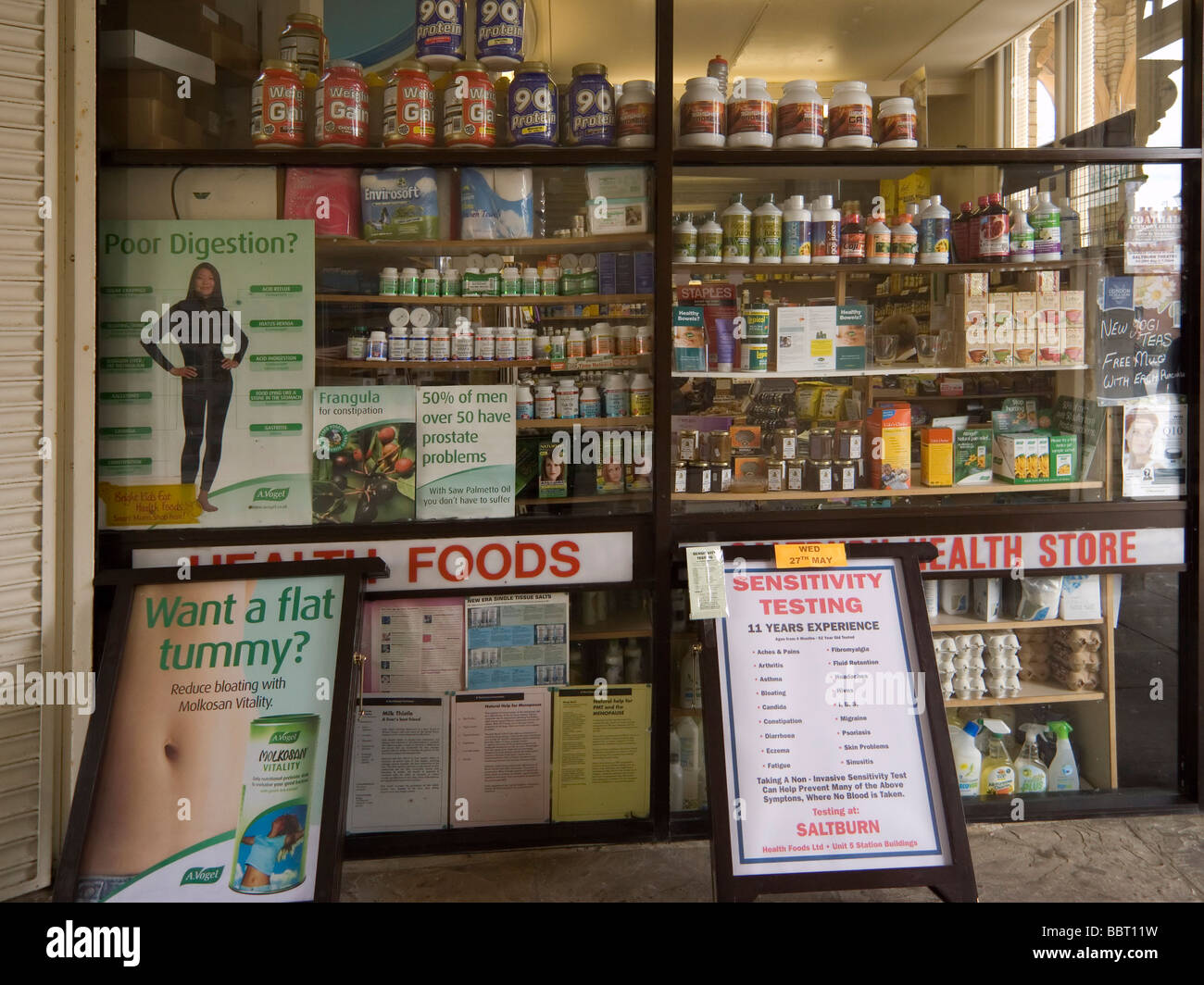 Fenêtre d'un petit magasin d'aliments de santé portant une variété de médicaments et compléments alimentaires Banque D'Images