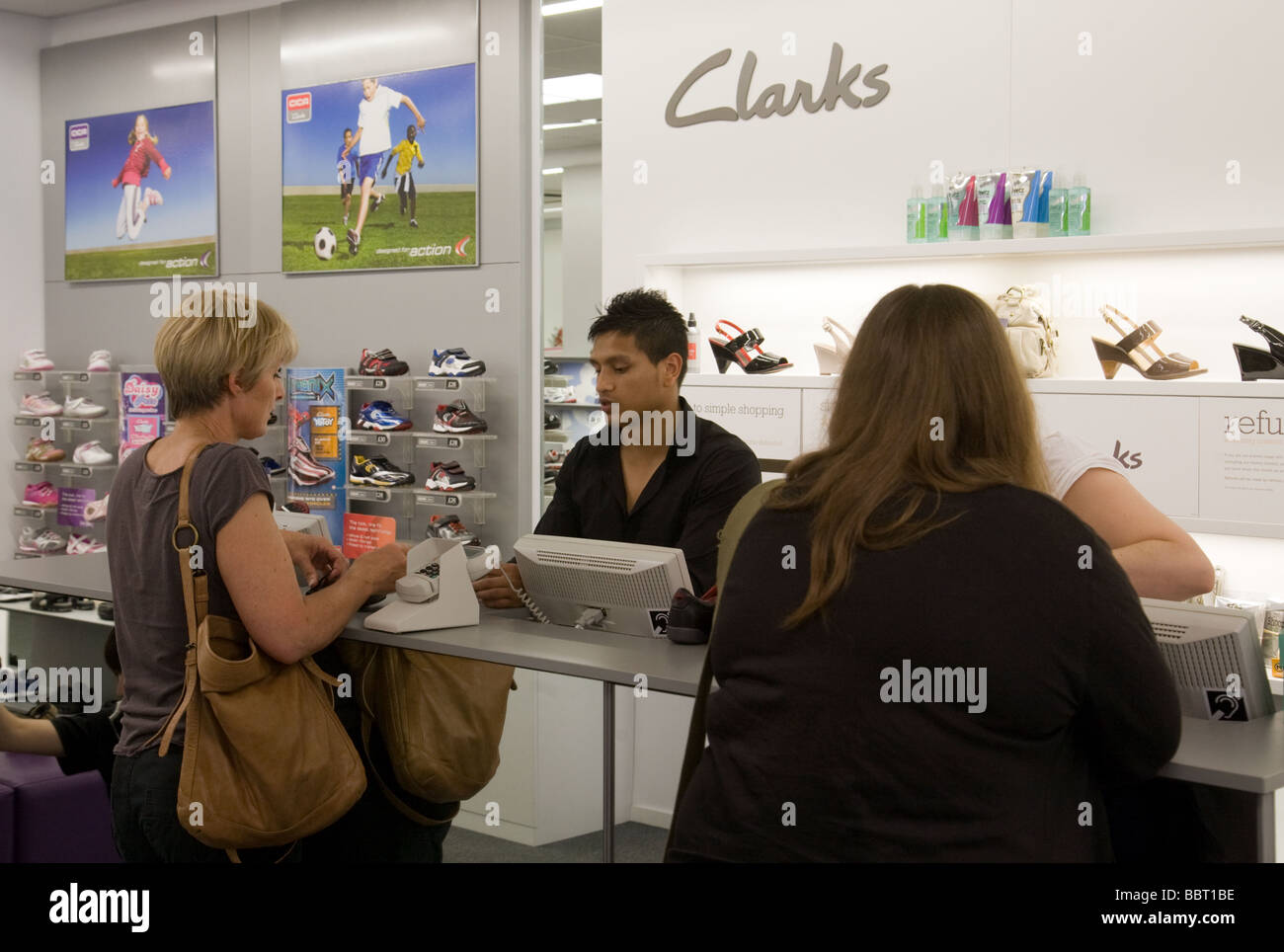 Les gens de payer pour des chaussures au comptoir commander, Clarks Chaussures, UK Banque D'Images