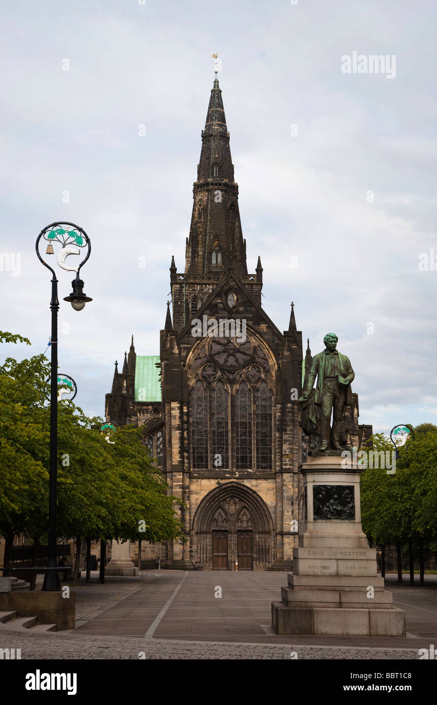 La cathédrale de Glasgow, High Street, Glasgow, Strathclyde en Écosse avec la statue de David Livingstone au premier plan Banque D'Images