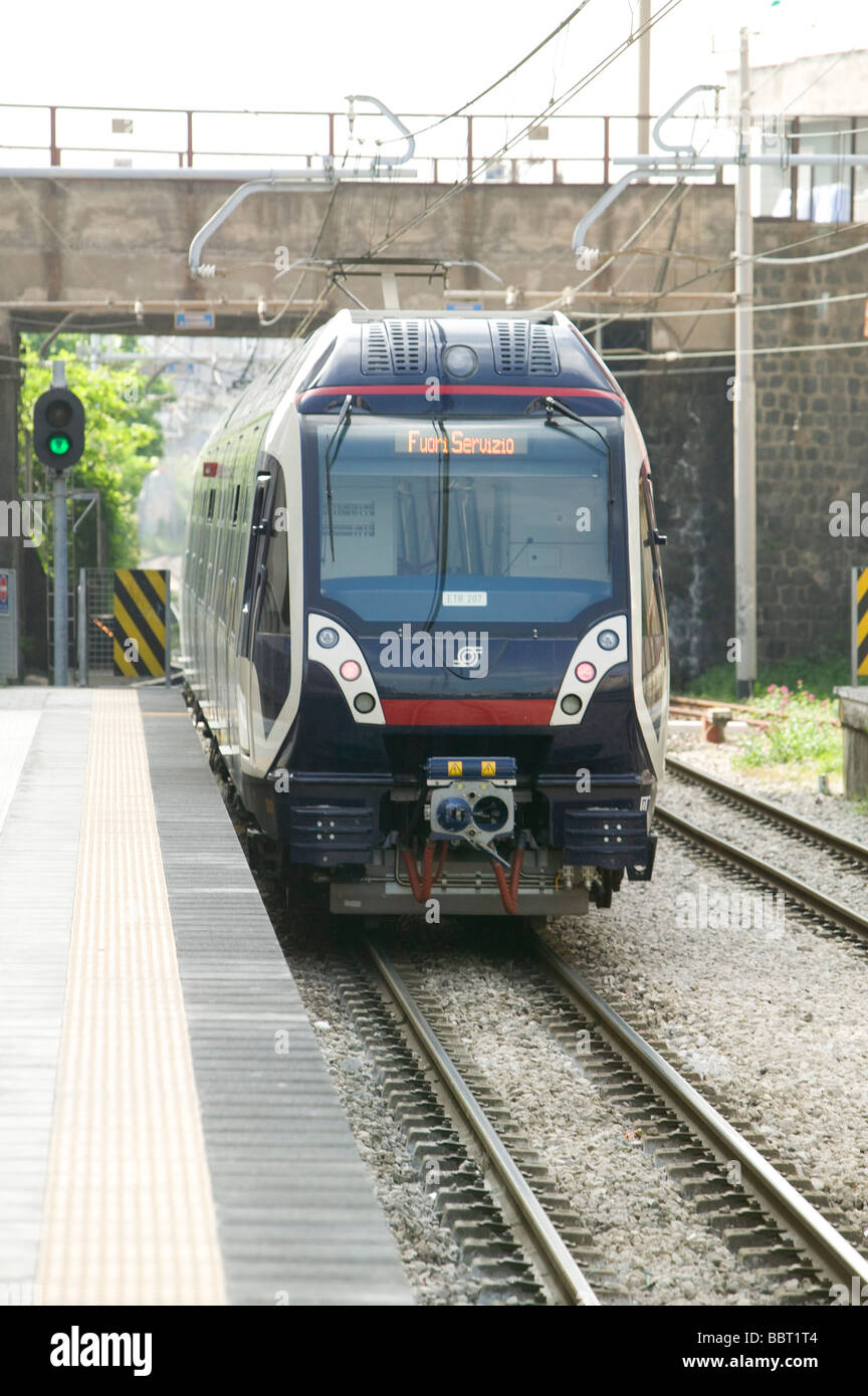 Train naples Banque de photographies et d’images à haute résolution - Alamy