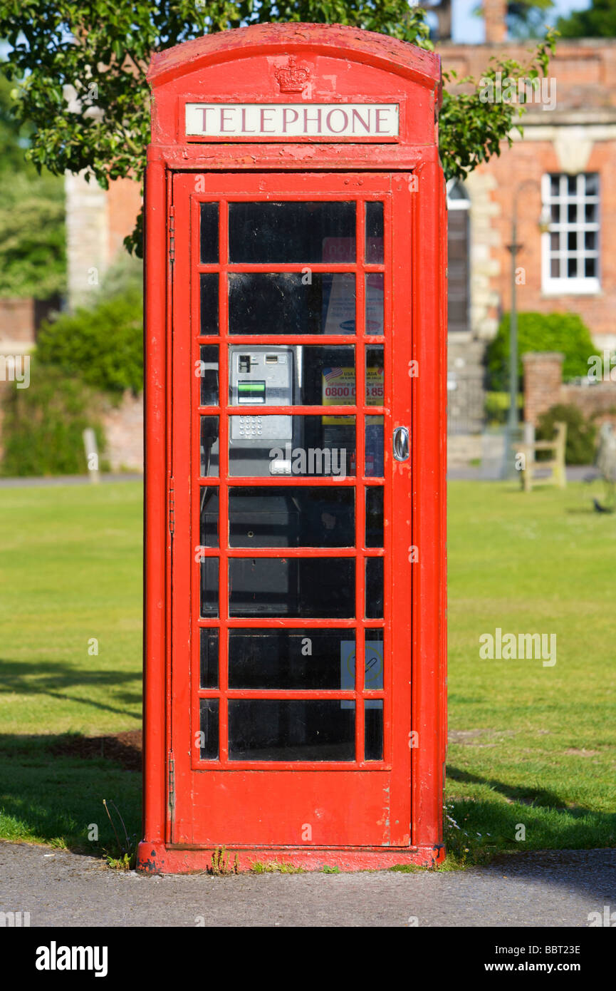 K6 téléphone rouge fort dans la cathédrale de Salisbury Fermer Banque D'Images