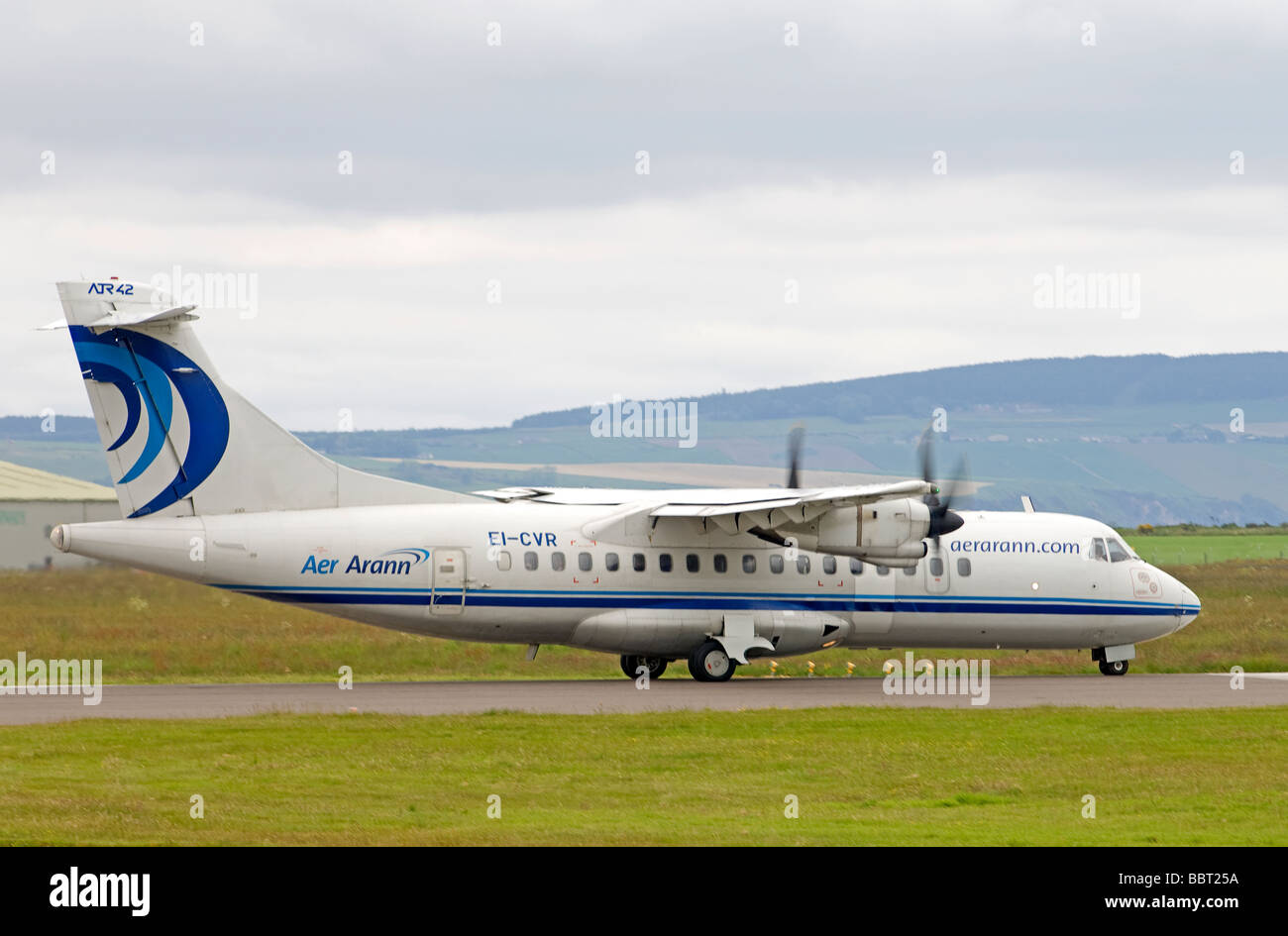 Aer Arann ATR ATR-42-300 l'arrivée à l'aéroport de Inverness Dalcross Ecosse 2517 SCO Banque D'Images