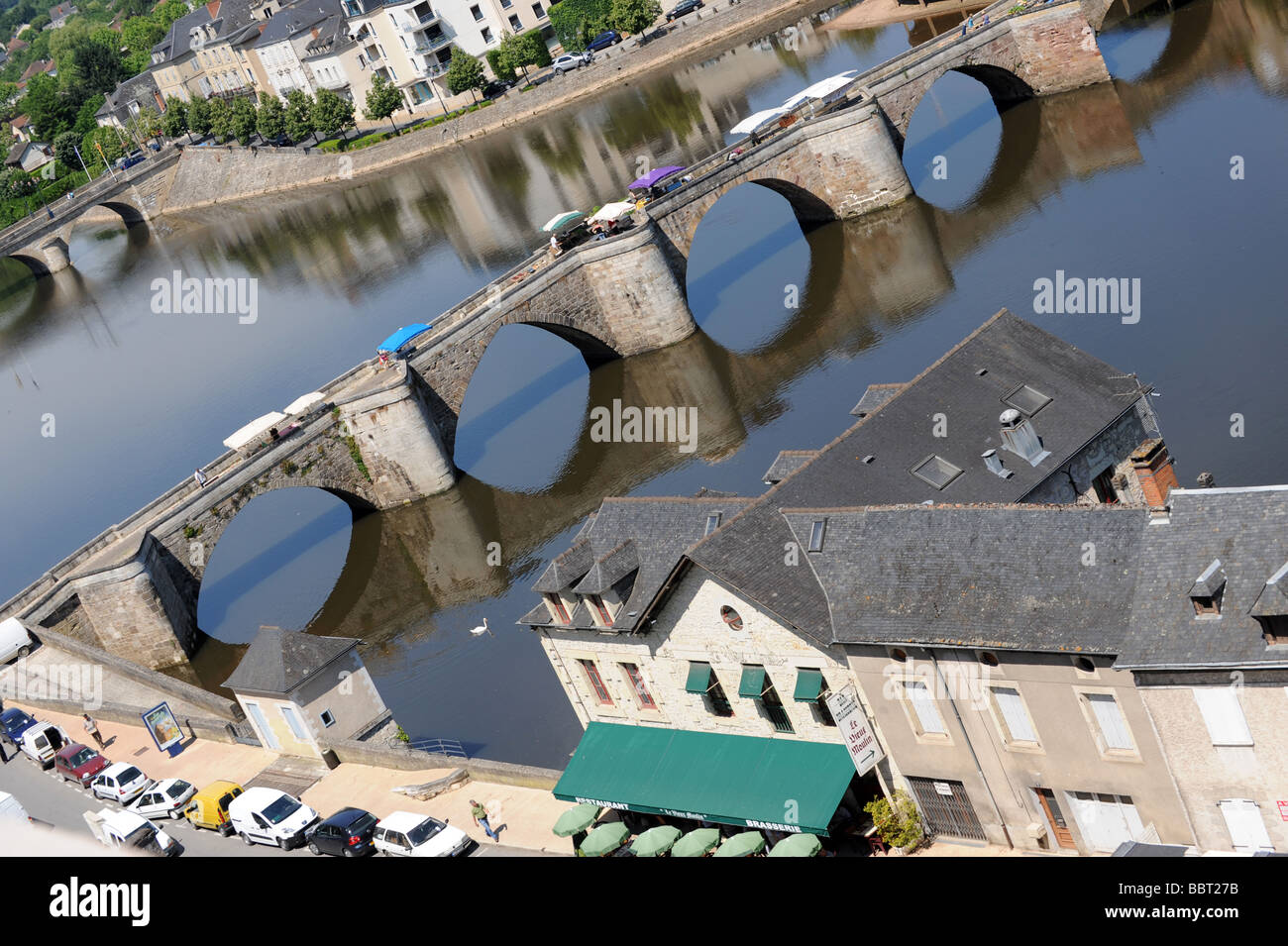 Marché du jeudi au 12e siècle pont médiéval Terrasson La Villedieu Dordogne France Banque D'Images