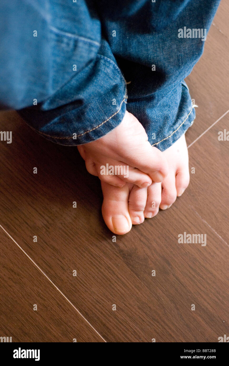 Pieds nus Femme Détails, sur un jean à la maison Photo Stock - Alamy