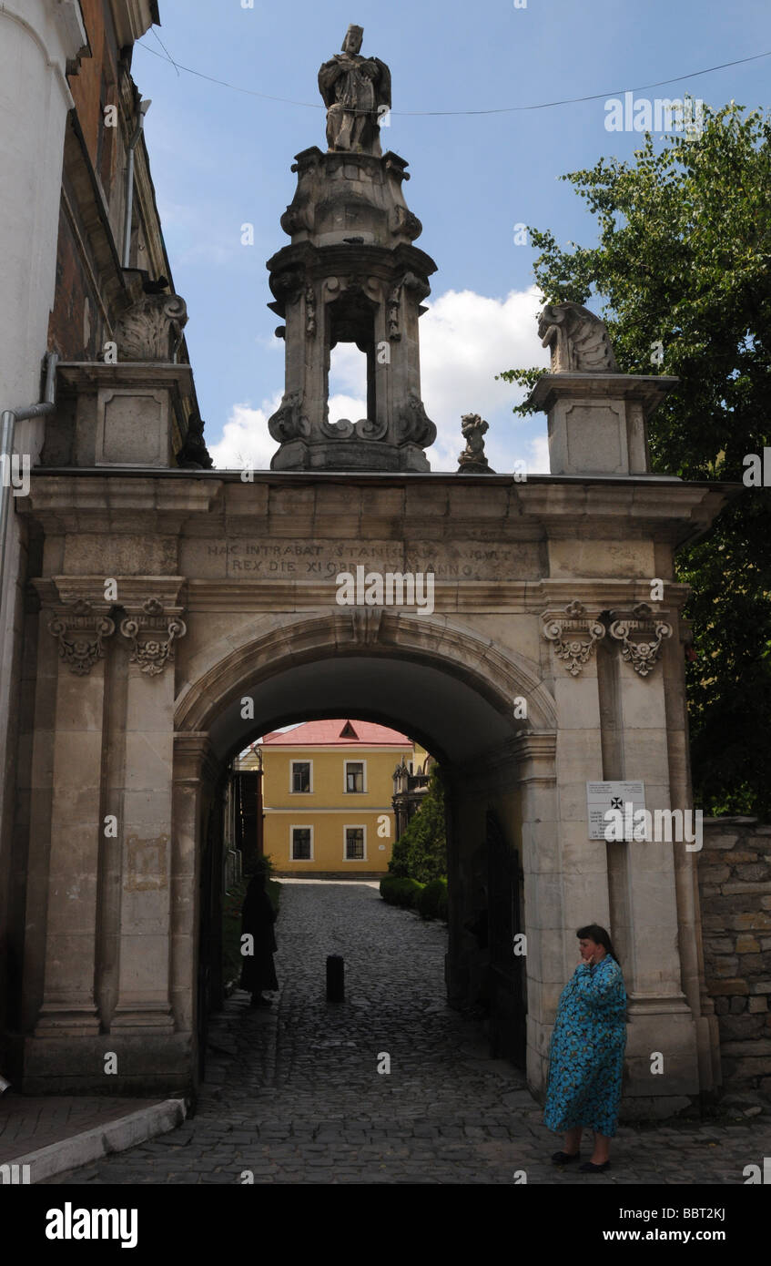 Archway menant à St Pierre et Paul Cathédrale, Kamyanets-Podilsky, Podillya, Ukraine Banque D'Images