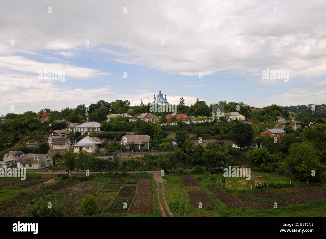 Voir l'Église au-dessus des maisons, Kamyanets-Podilsky, Podillya, Ukraine Banque D'Images