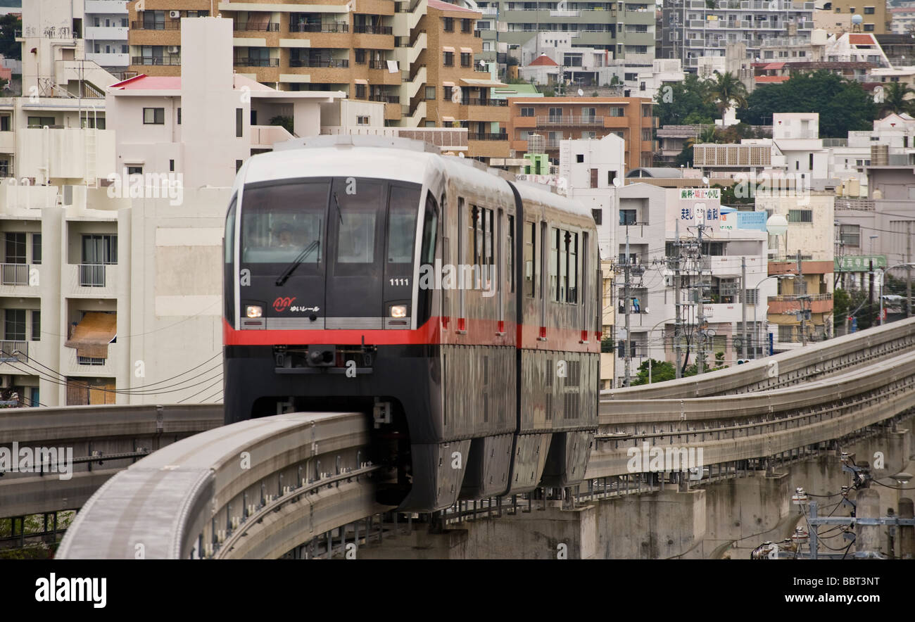 Yui Rail train monorail Miebashi arrive au Japon Okinawa Naha station Banque D'Images