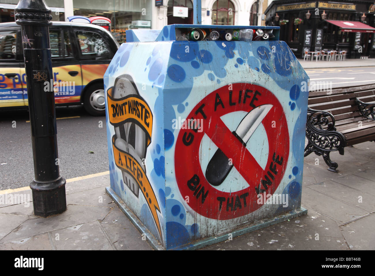 Bac de recyclage anti-couteau RBKC Gloucester Road London Banque D'Images