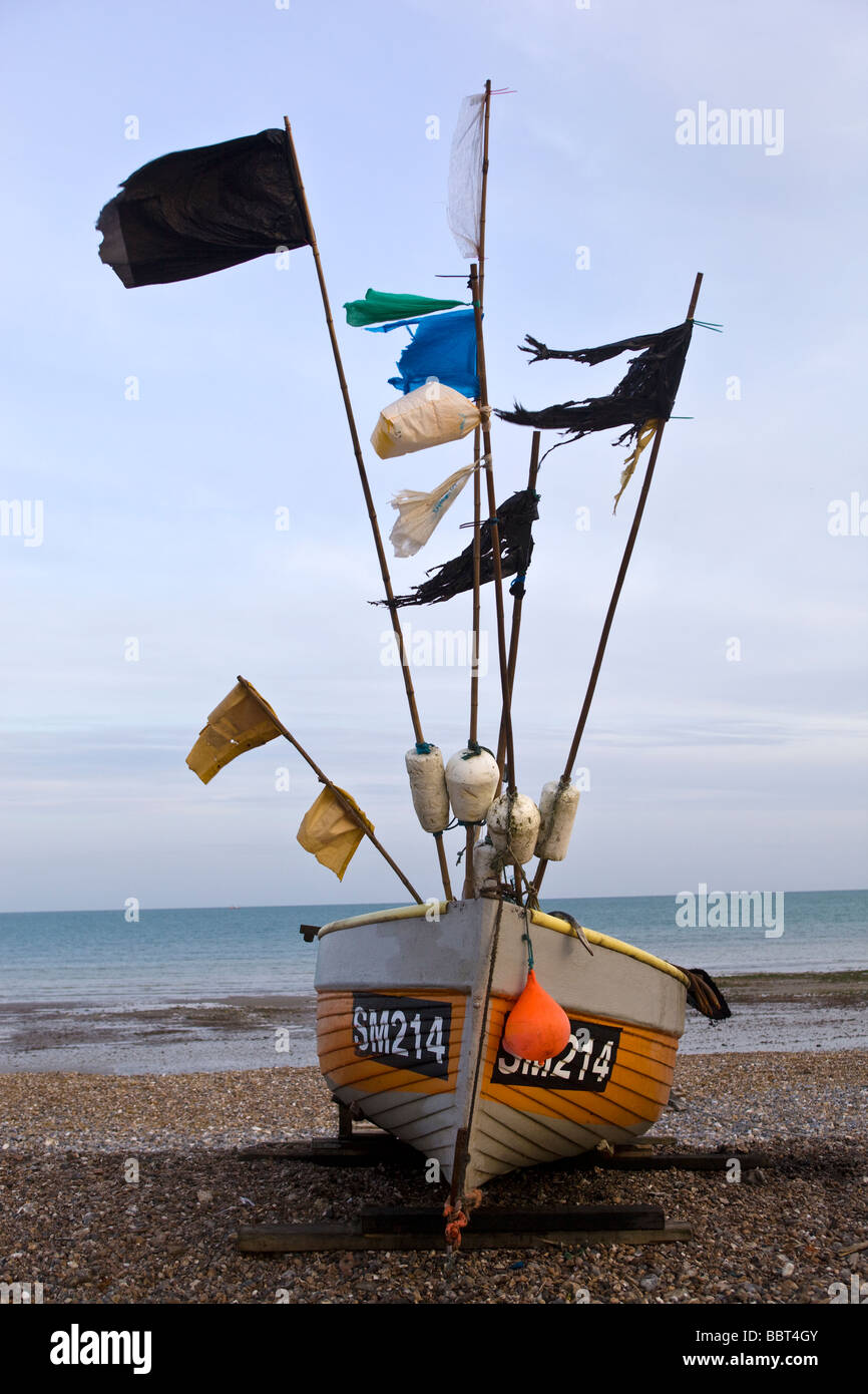 Bateau de pêche sur la plage de Worthing West Sussex Banque D'Images